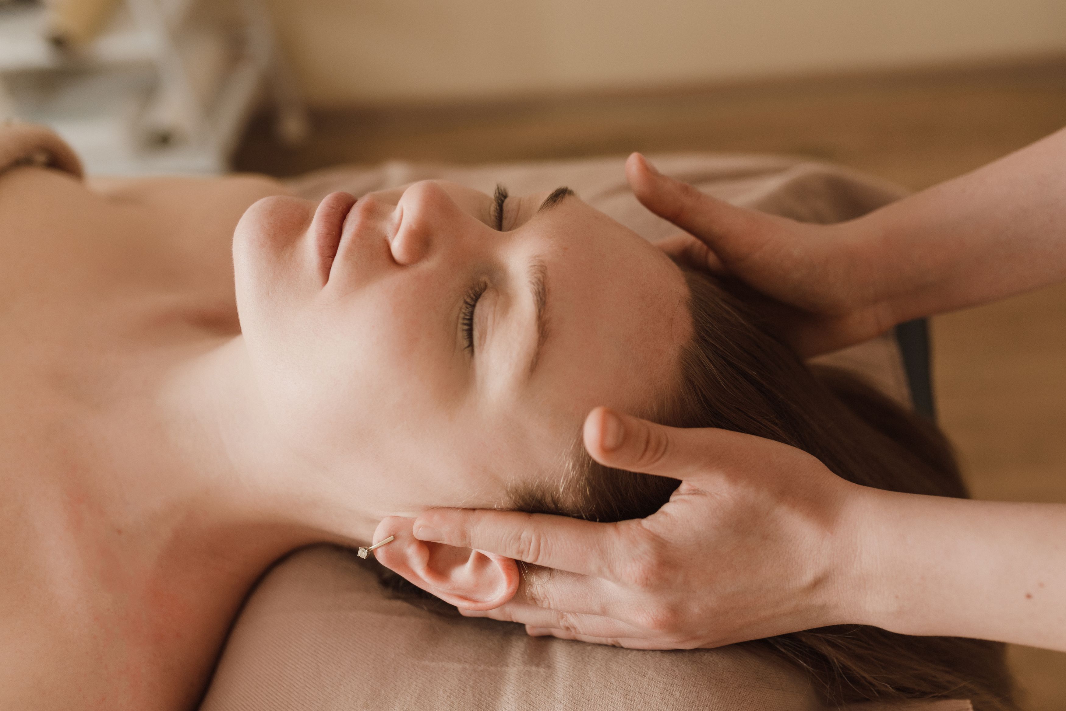 Female massage therapist at client home Lahore